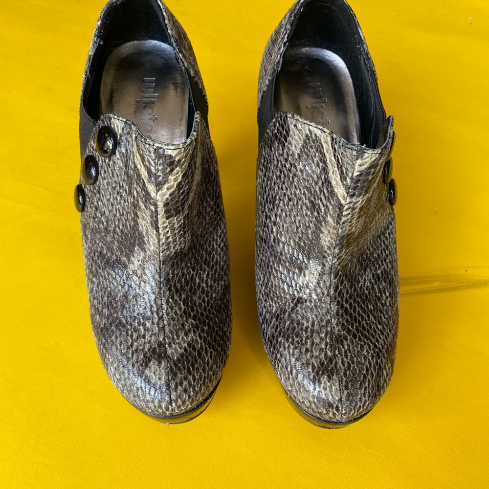 Ladies unlisted platform shoes 👠